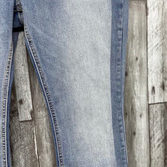 ⭐️Flamingals Light Wash Straight Jeans NWT [AA229] - Picture 5 of 9